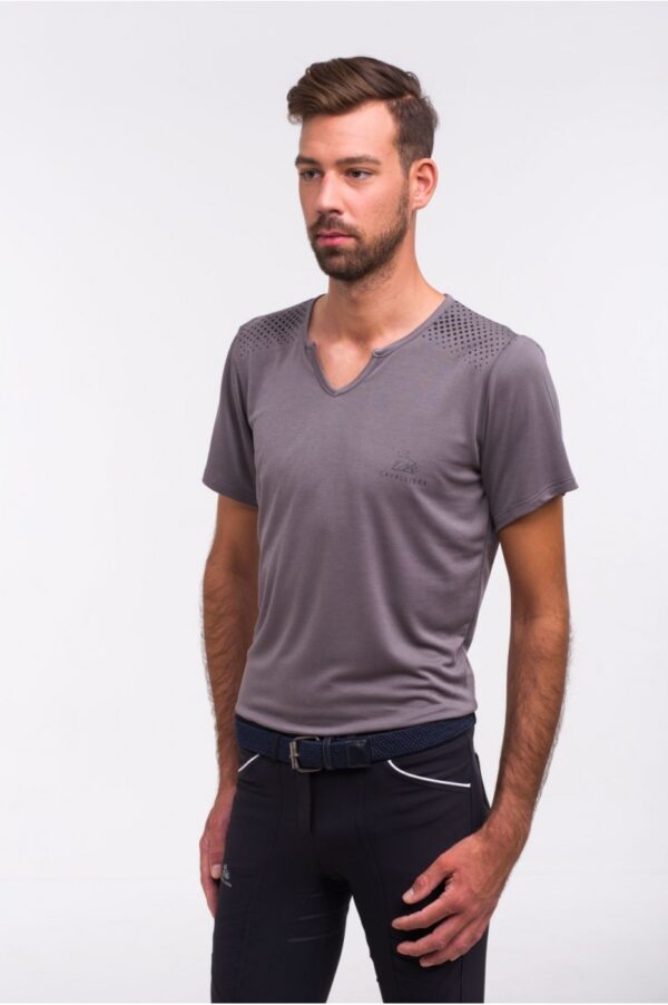 Das CAVALLIERA T-Shirt kurzarm Men Style besteht aus dem besten technischen Stoff, der sich wie Seide auf der Haut anfühlt.