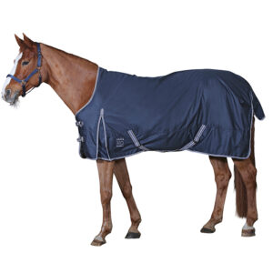 Die HorseGuard Decke 300g ist eine atmungsaktive Regendecke mit hohem Hals aus 600d Ripstop-Material.