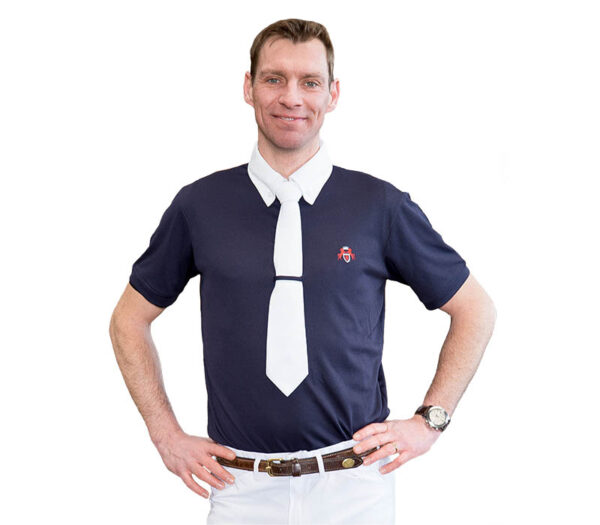 Das rmRiders Concours-Shirt ist ein einfaches Turniershirt mit Krawattenhalter und weissem Kragen.