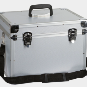 Die Putzbox AluSafe ist stabil als Aluminium, mit Trennwänden, Schaumstoffpolsterung und Tragegurt. Ein Hingucker im Stallgang!