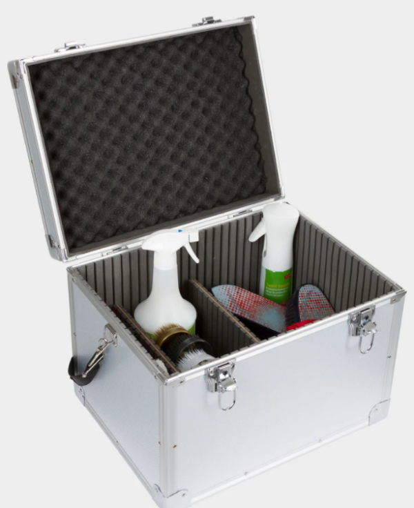 Die Putzbox AluSafe ist stabil als Aluminium, mit Trennwänden, Schaumstoffpolsterung und Tragegurt. Ein Hingucker im Stallgang!