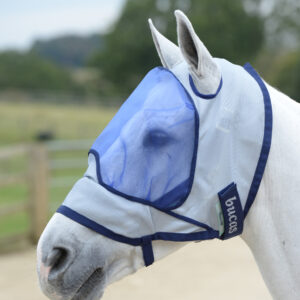 Die bucas Fliegenmaske Deluxe ist sehr leicht zu tragen. Die verstärkten Abnäher, halten den Netzstoff von den Augen des Pferdes fern.
