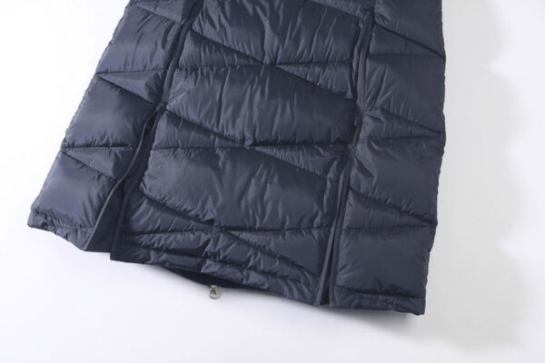 Der Covalliero Steppmantel H/W 2022 ist der elegante und preisgünstige Mantel für den Winter. Stark wasserabweisend mit 5000mm Wassersäule.